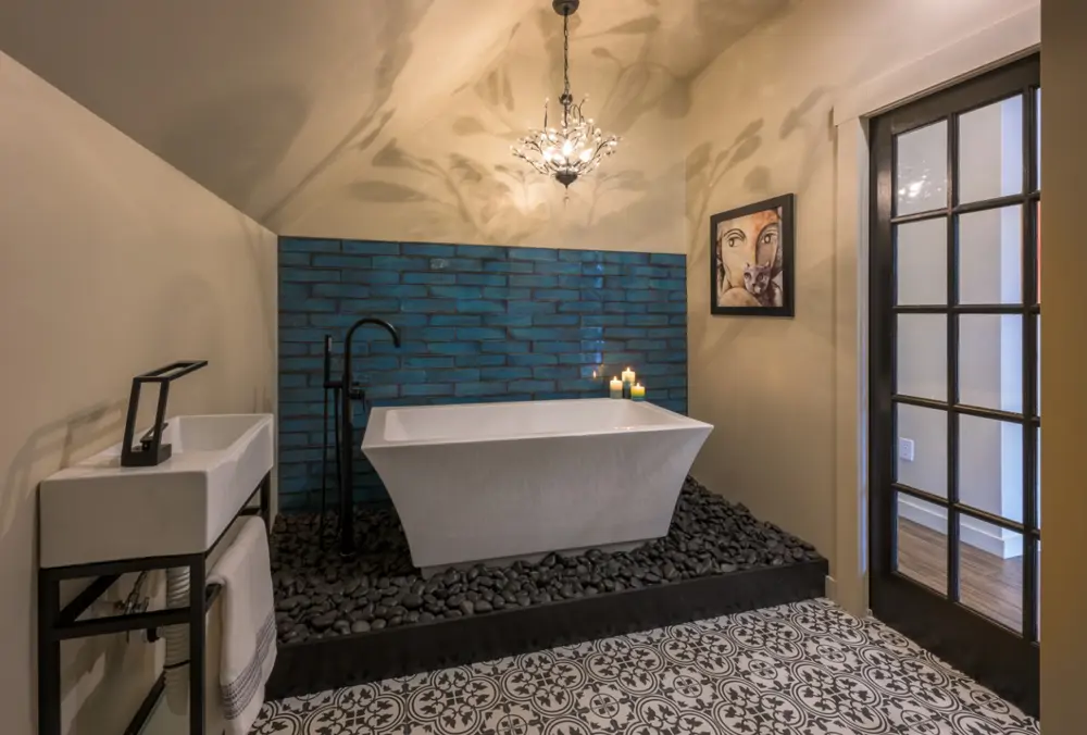 Baño con bañera exento y suelo de baldosas hidráulicas