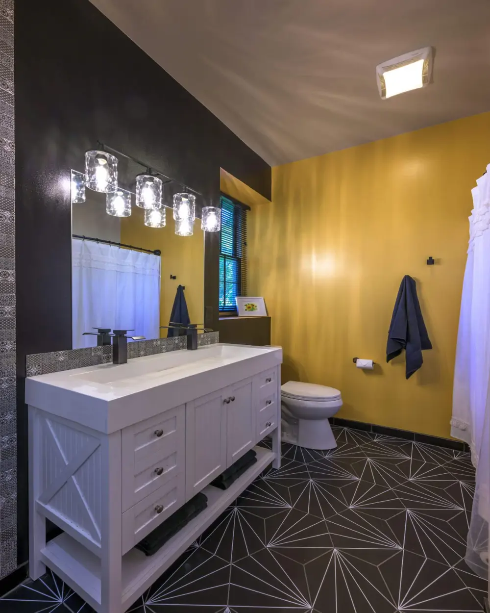 Baño con mueble blanco rústico y suelo con baldosas de patrón geométrico