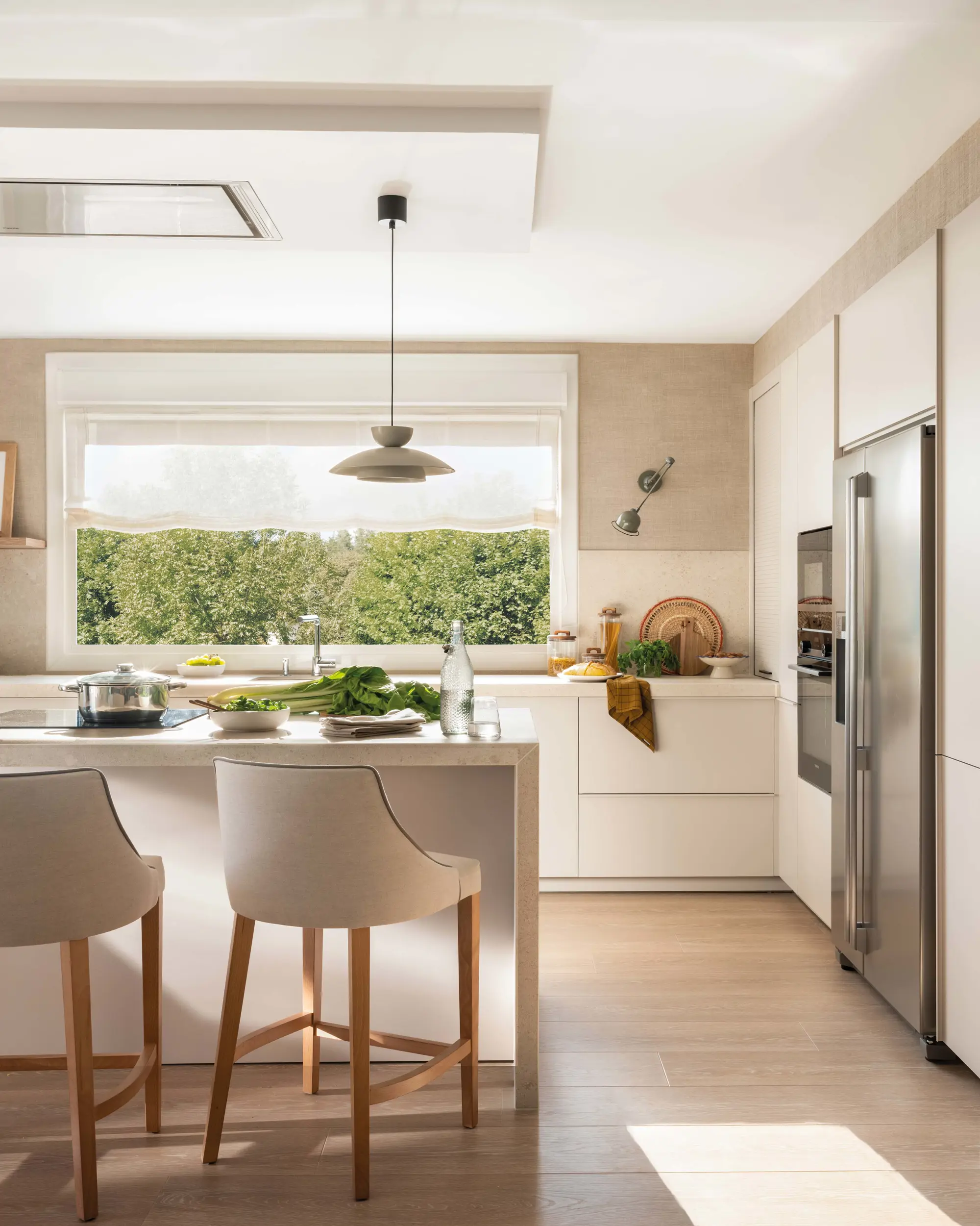 Cocina con isla y columna de almacenaje