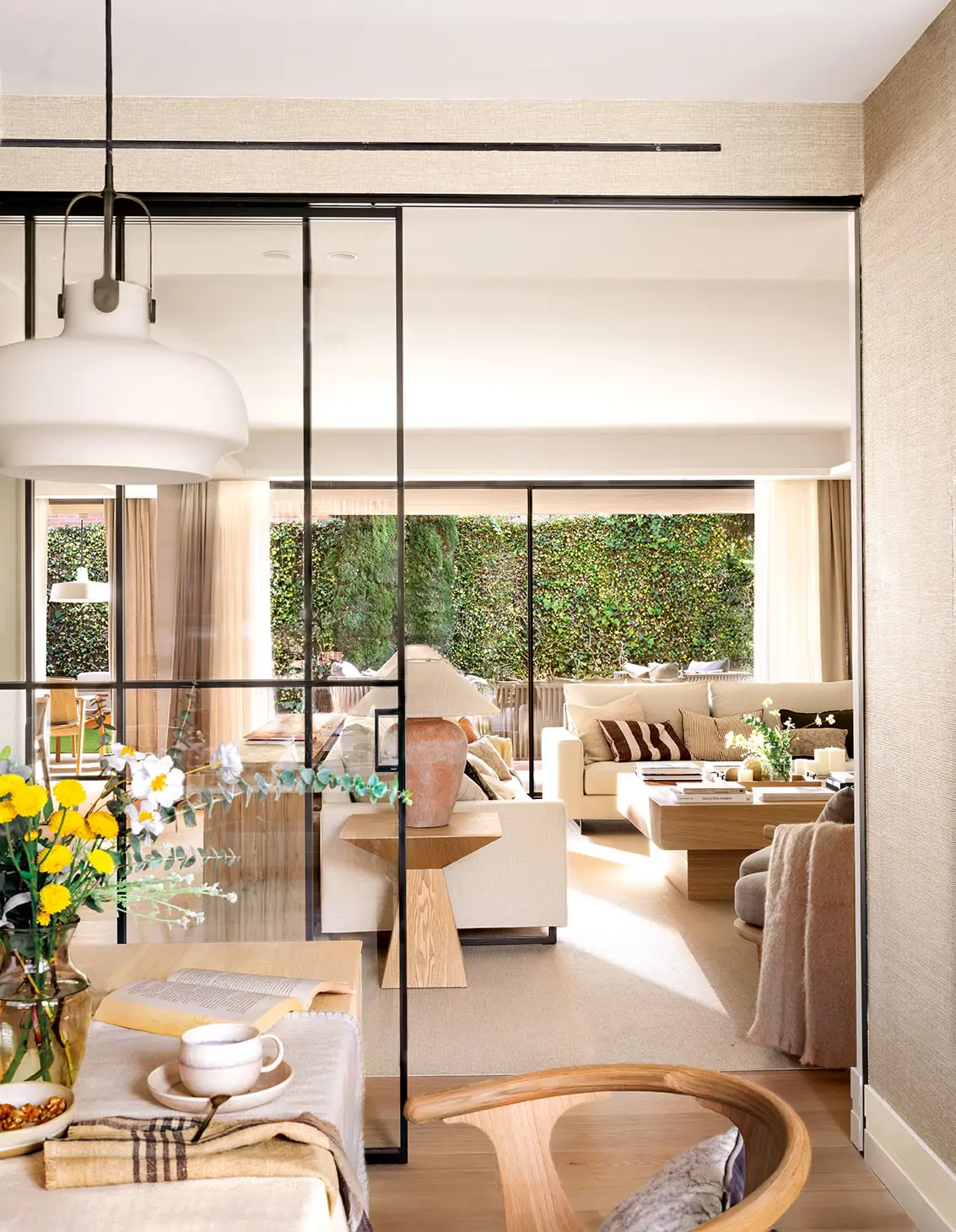 La cocina separa del salón-comedor por un cerramiento acristalado