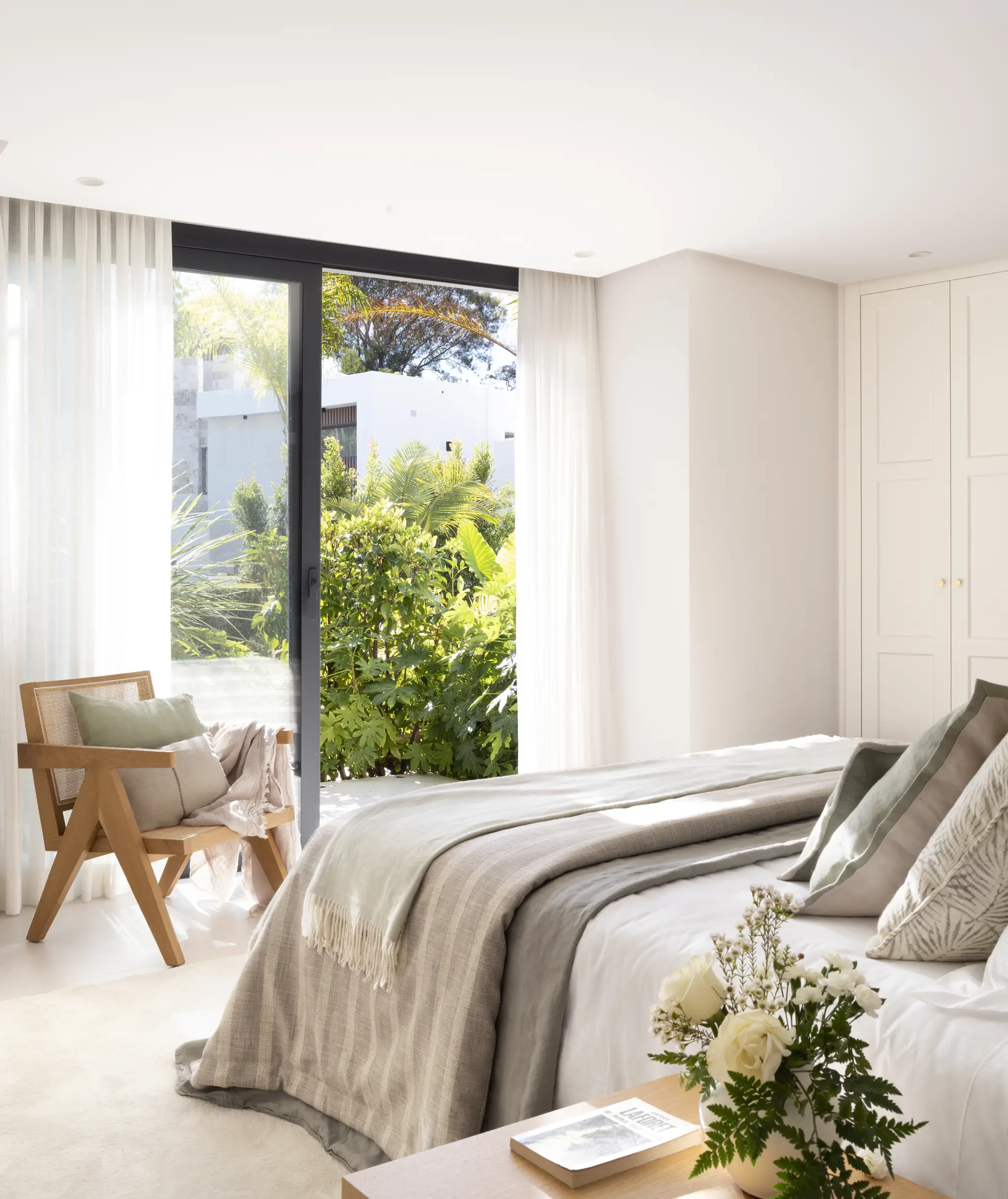 Dormitorio con silla de madera y salida al exterior 00553611 