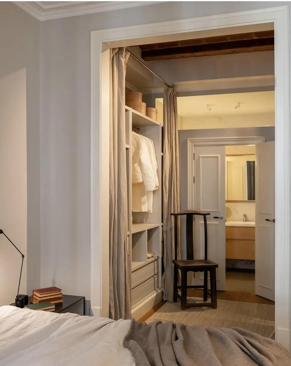 Dormitorio con vestidor proyecto de Carolina Amorós