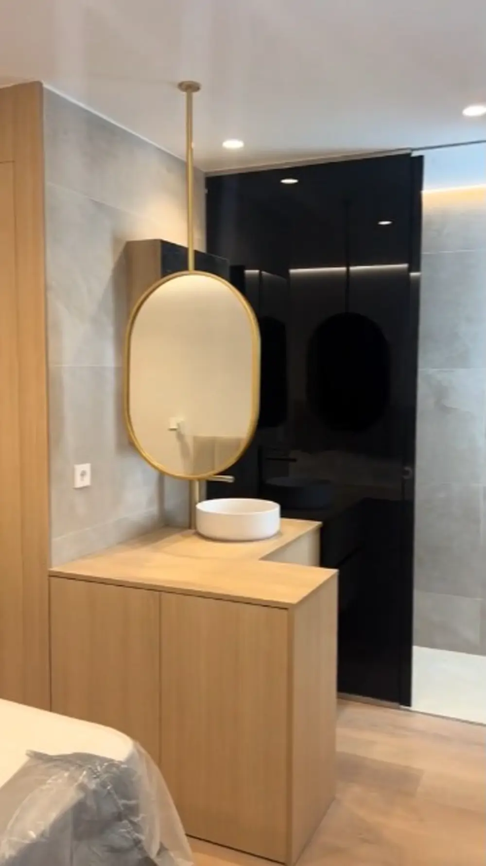 Dormitorio semiabierto al baño