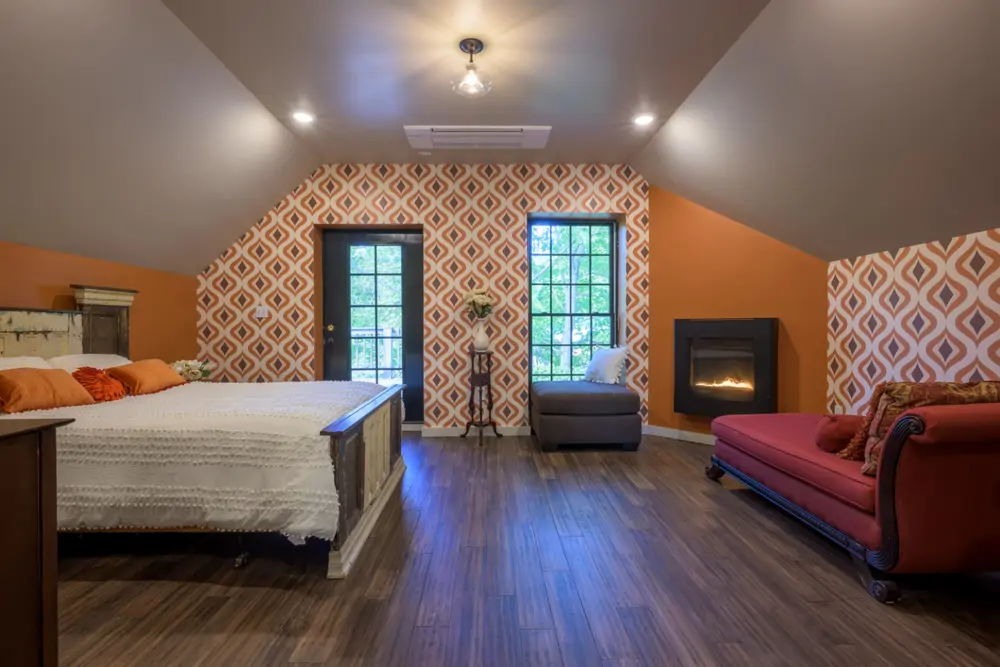 Dormitorio suite con papel pintado con motivos geométricos