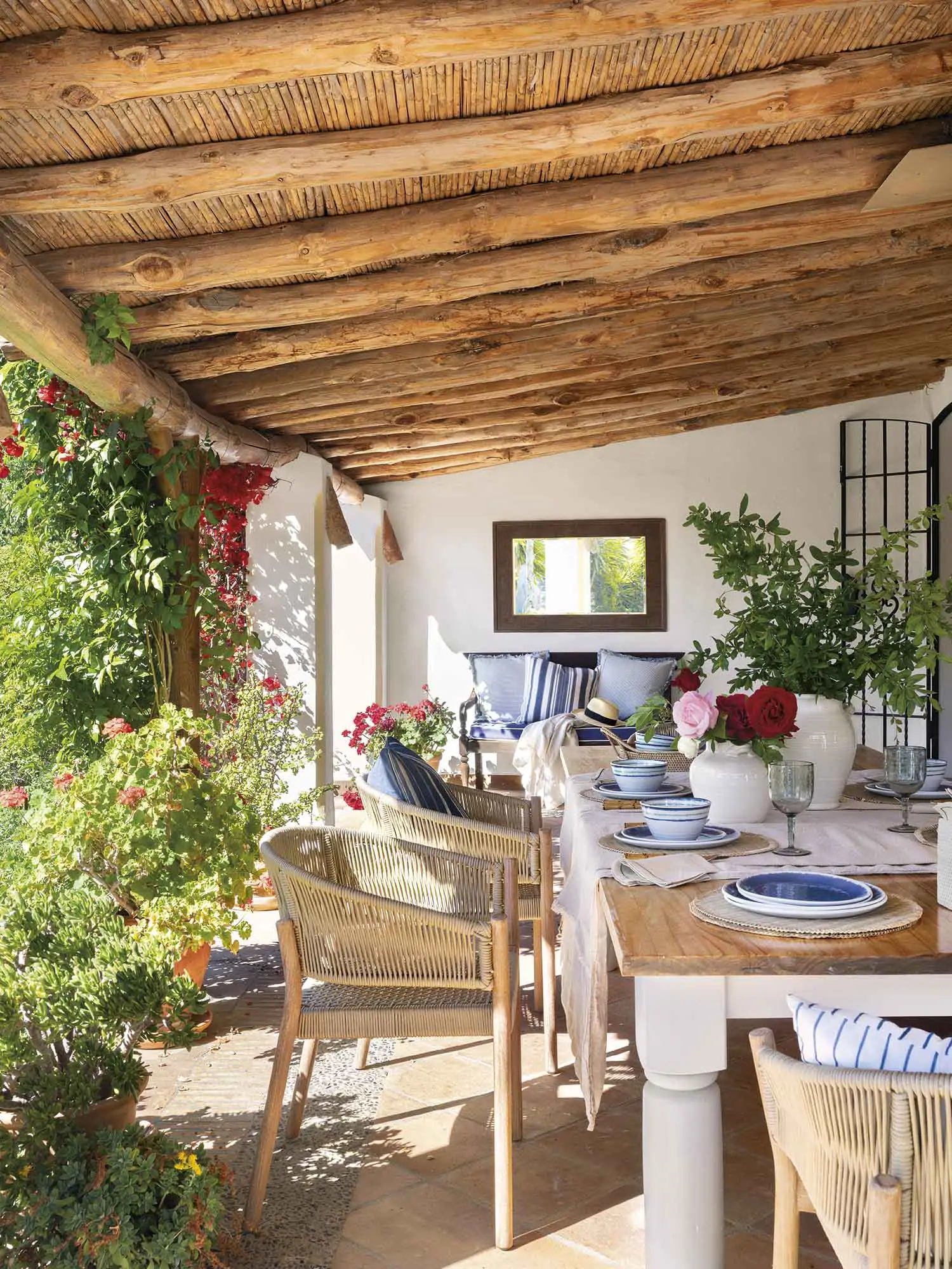 Porche con zona de comedor. 