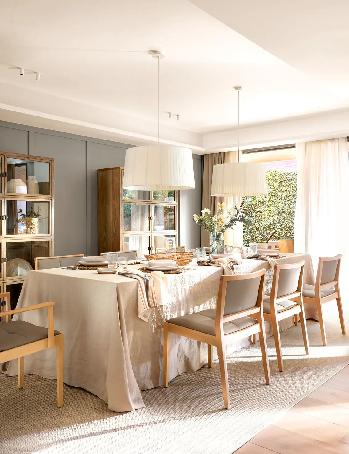 Un comedor un el gris como protagonista