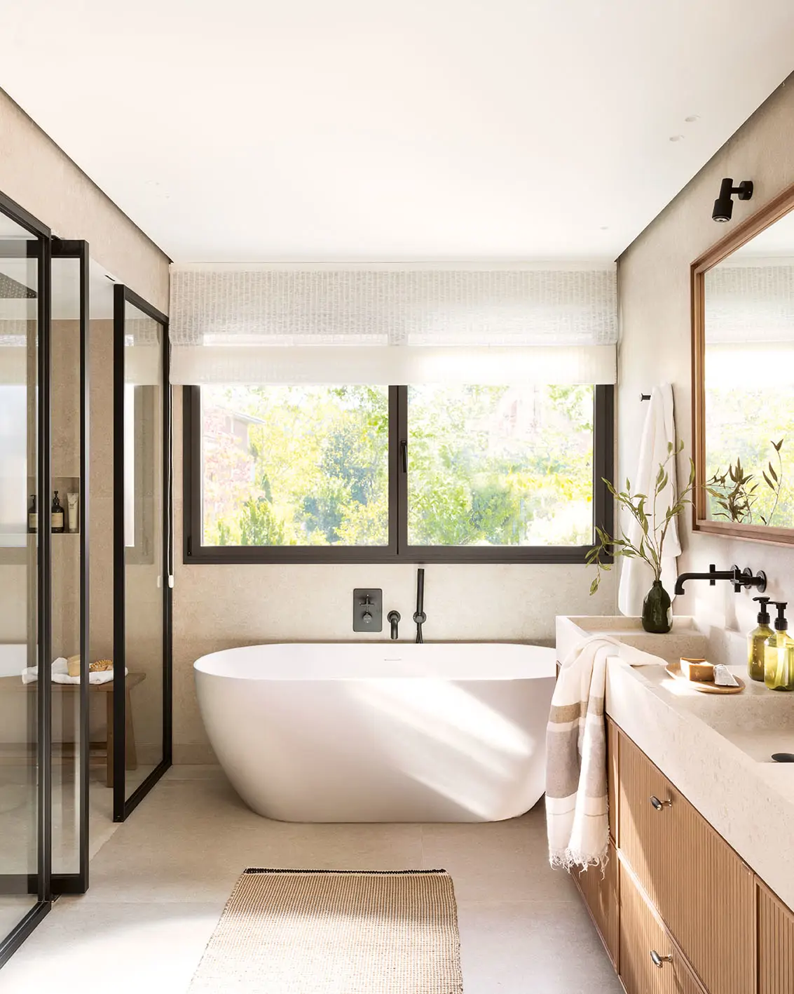 Un baño con lavabo de madera a medida y bañera exenta