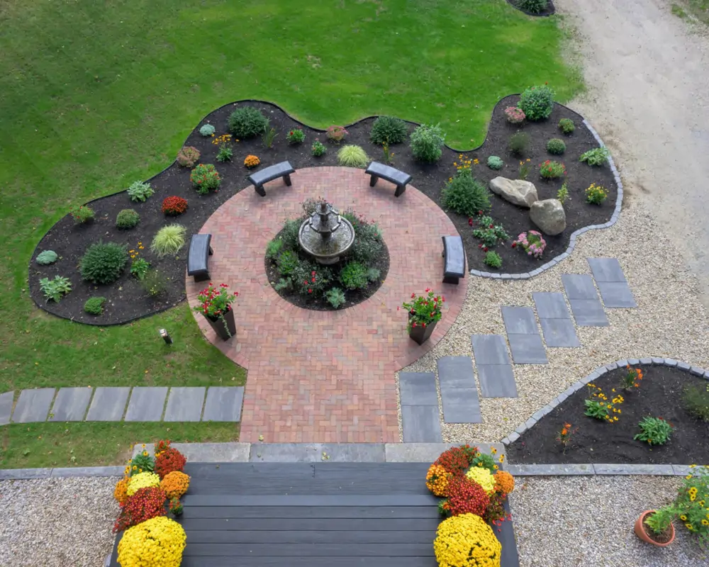 Jardín con plantas y fuente