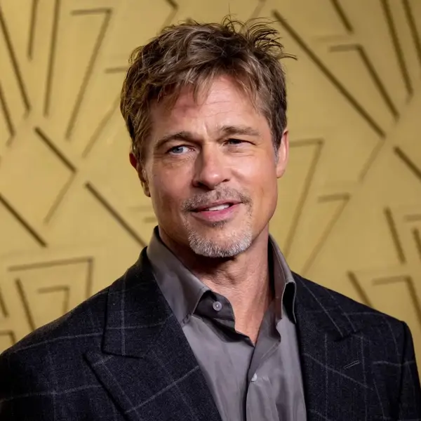 Entramos en la nueva casa de Brad Pitt (61 años): una 'casa ovni' (45 m2) de inspiración retro y muebles futuristas