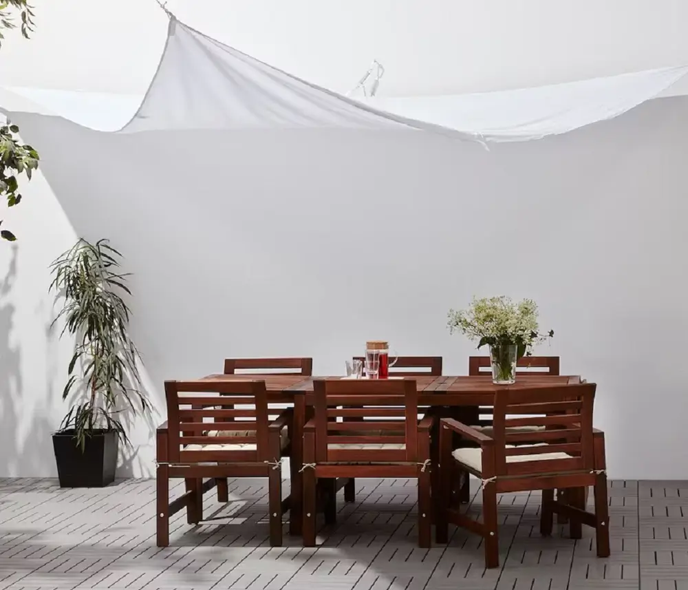 Terraza con toldo vela