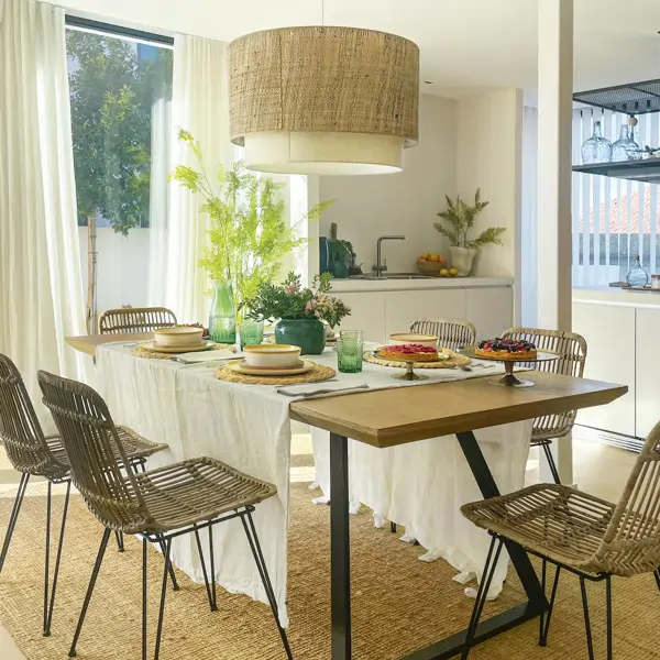 Lidl “liquida” (al 40%) sus sillas superventas “tipo Eames” en cuero vegano: son cómodas, muy elegantes e ideales para convertir tu comedor en un "restaurante de lujo"