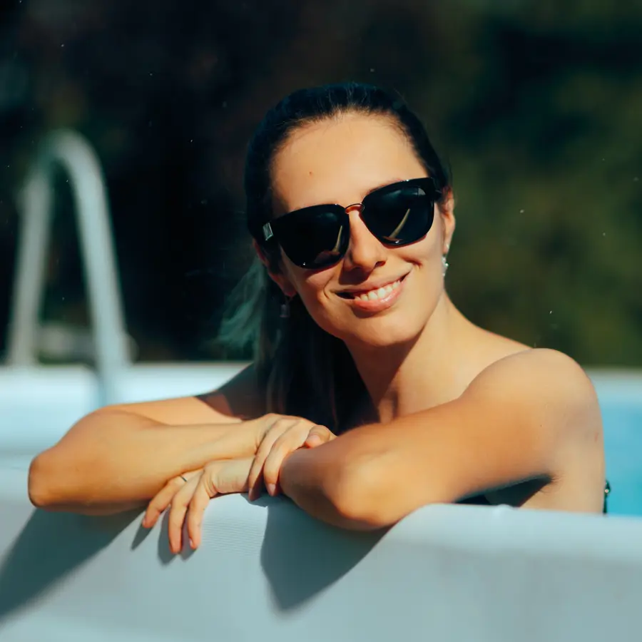 Mujer en piscina desmontable iStock