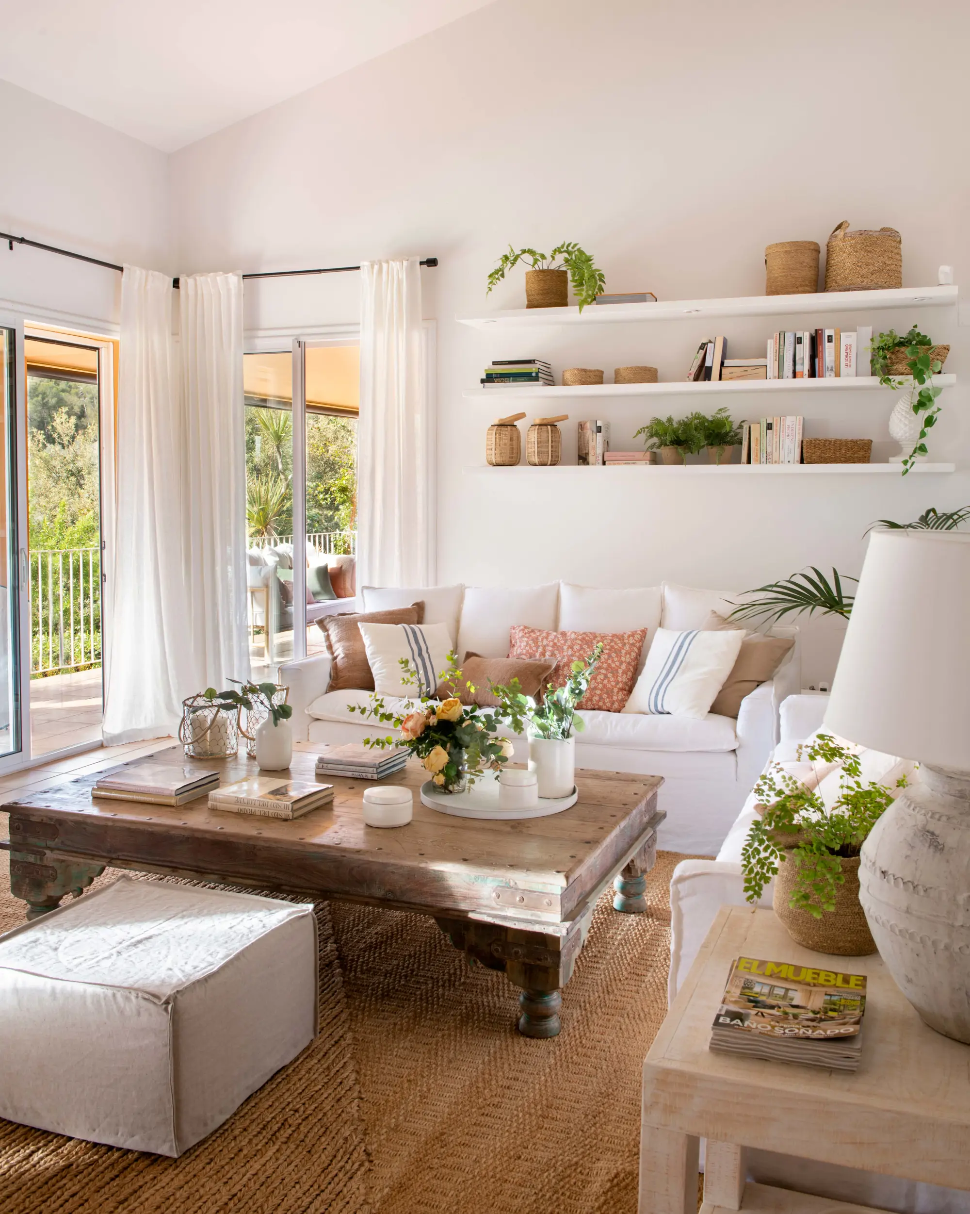 Salón con sofá neutro, estanterías y mesa de centro de madera