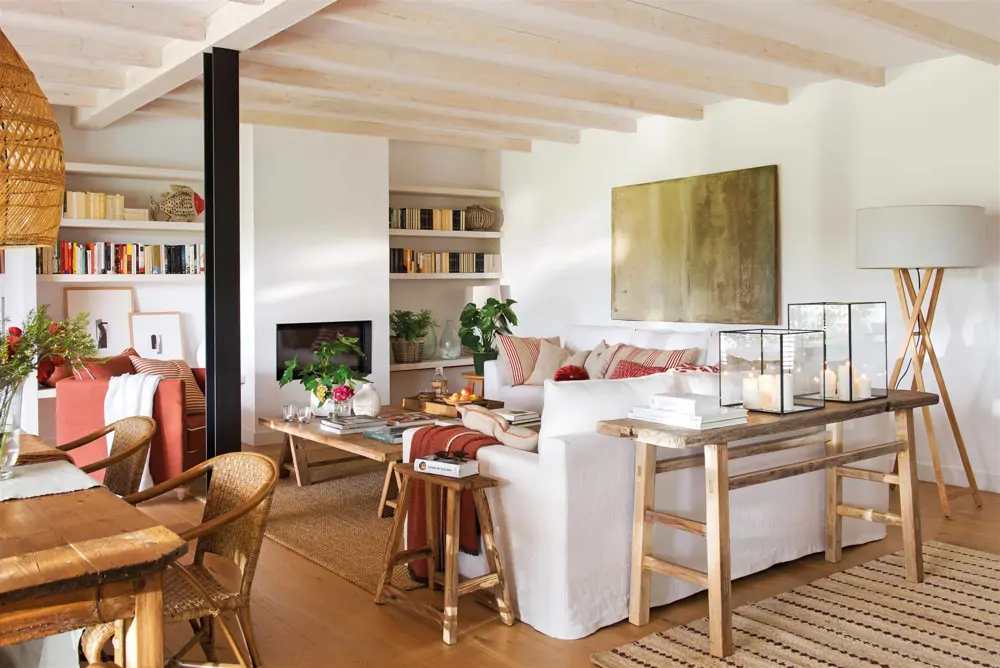 Un salón con sofá rojo y consola