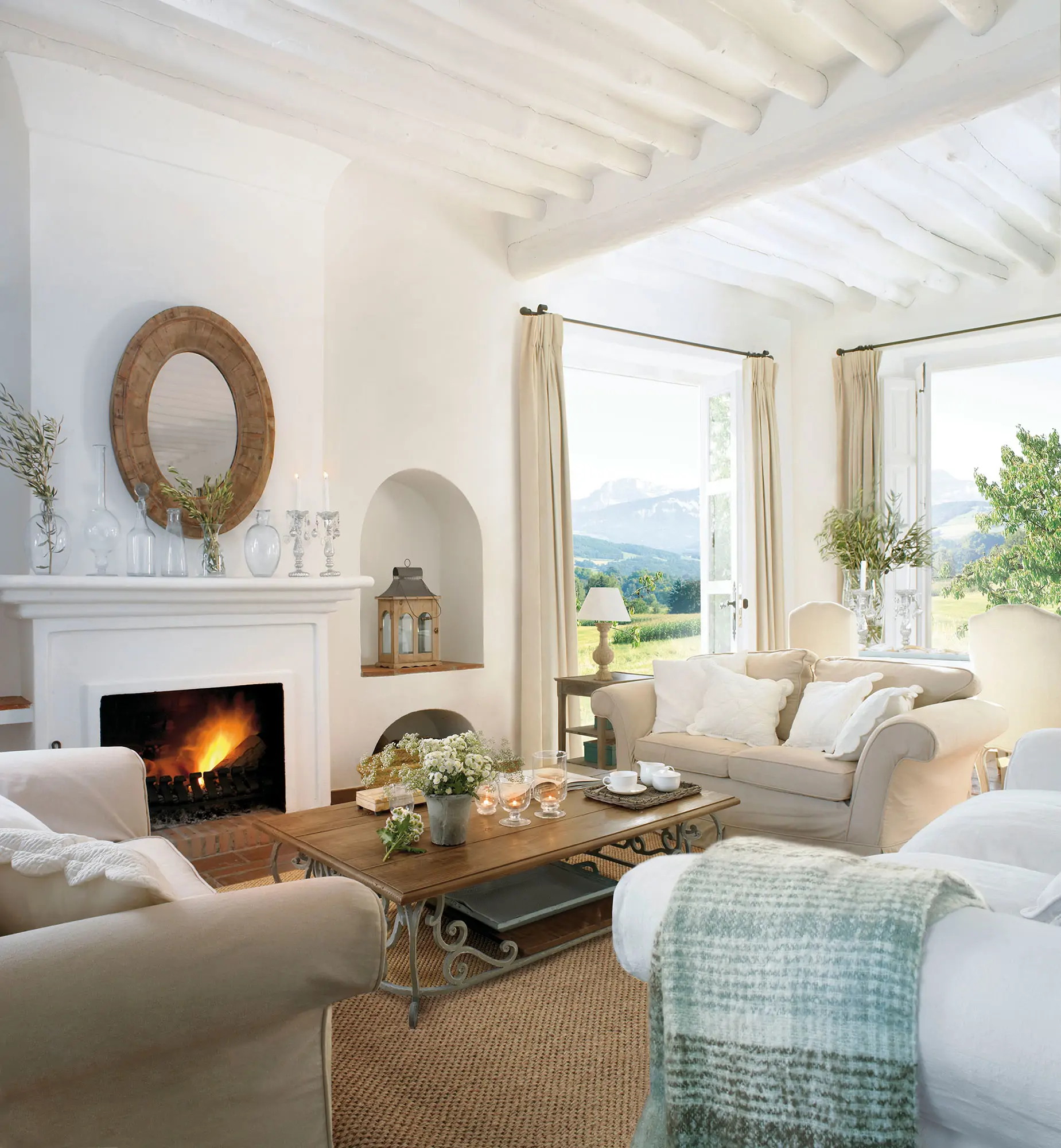 Salón con chimenea y hornacina en blanco