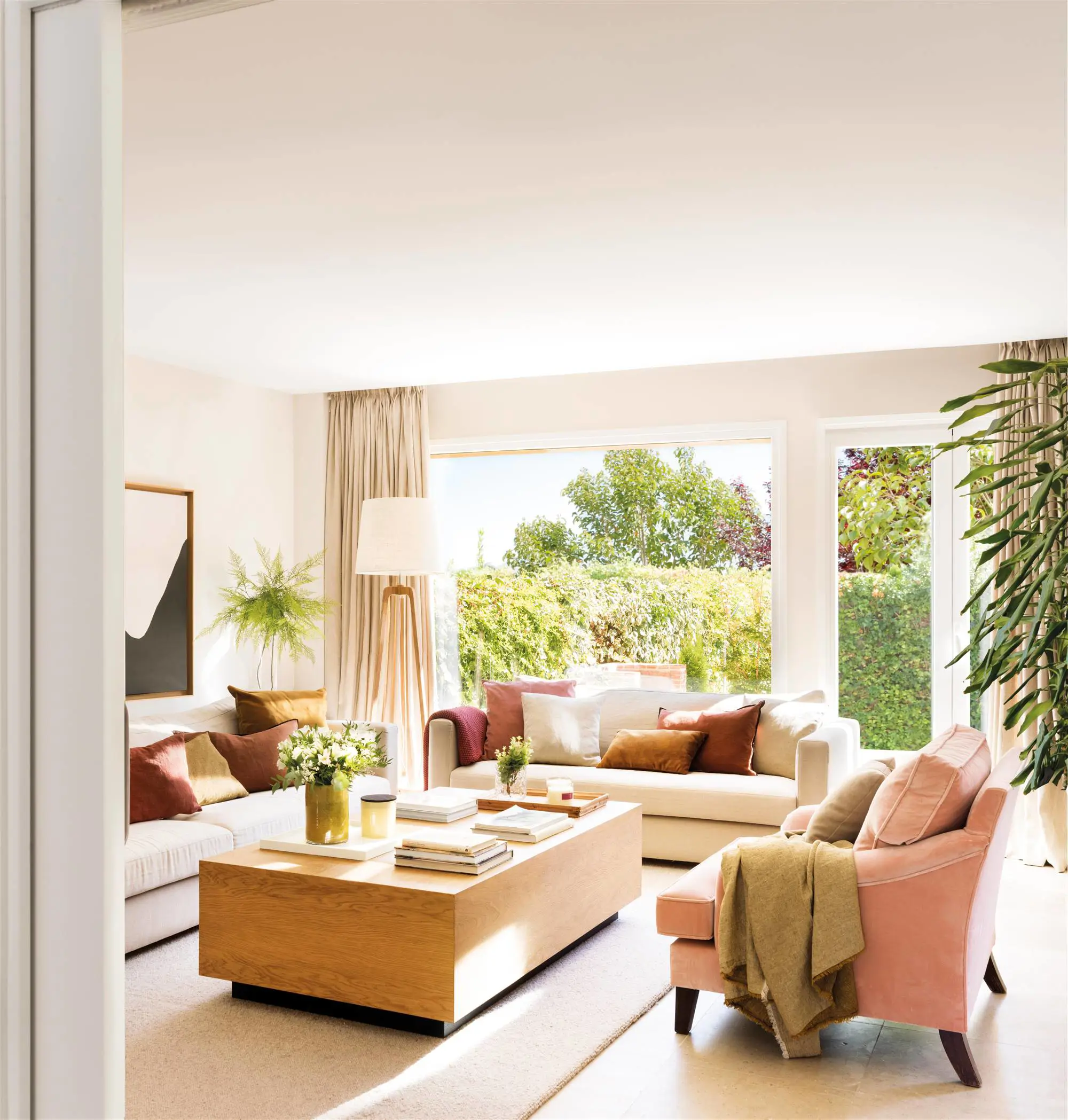 salon-con-sofas-blancos- butaca-rosa-y-mesa-de-centr-de-madera-00513088