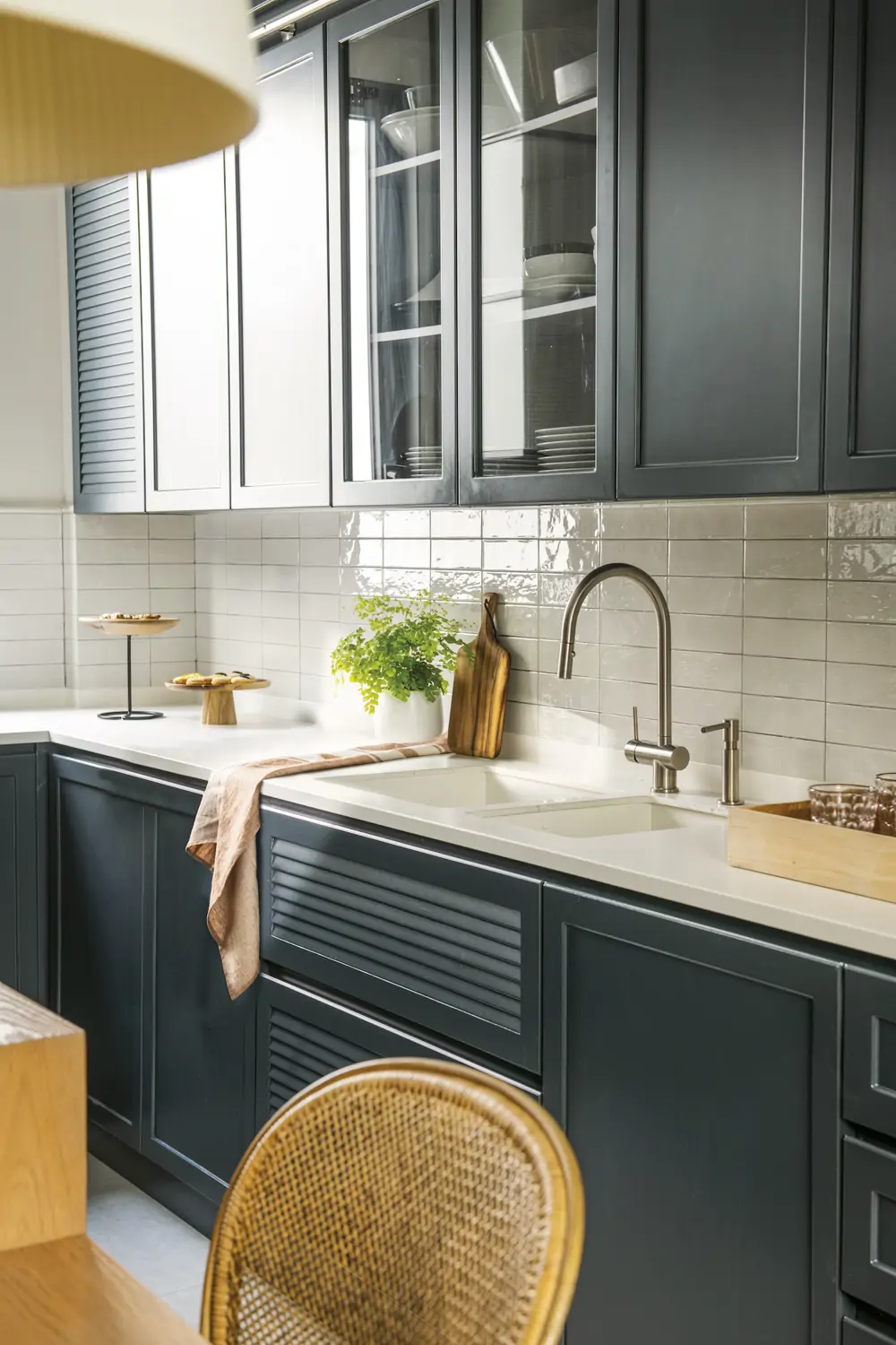 cocina con doble fregadero bajo encimera blanco