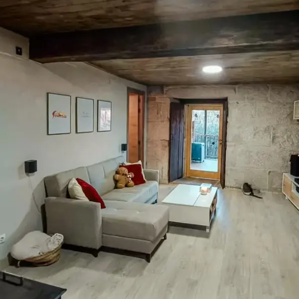 Una pareja reforma una casa en ruinas y el resultado deja a todos con la boca abierta: "Me sigue pareciendo increíble que lo hayamos hecho con nuestras propias manos tras tanto llorar"