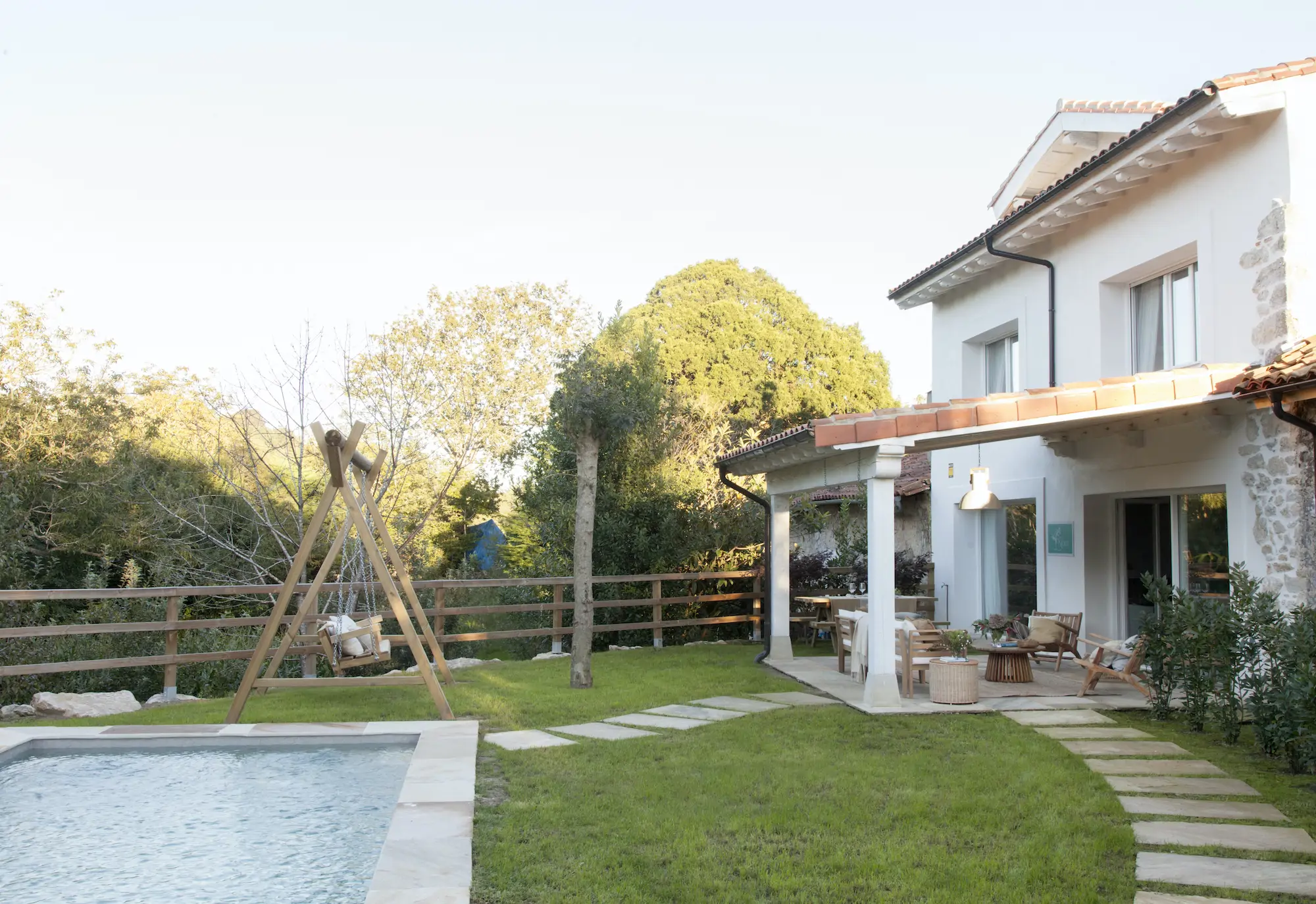 jardin con piscina y columpios