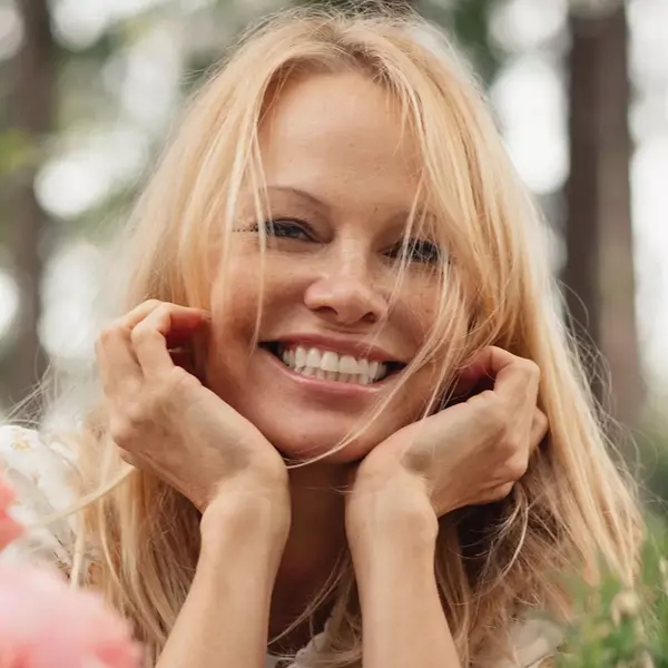 Pamela Anderson (57 años), experta en plantas: "Estoy obsesionada con mi jardín… estoy asombrada de que estas enormes plantas provengan de una semilla"