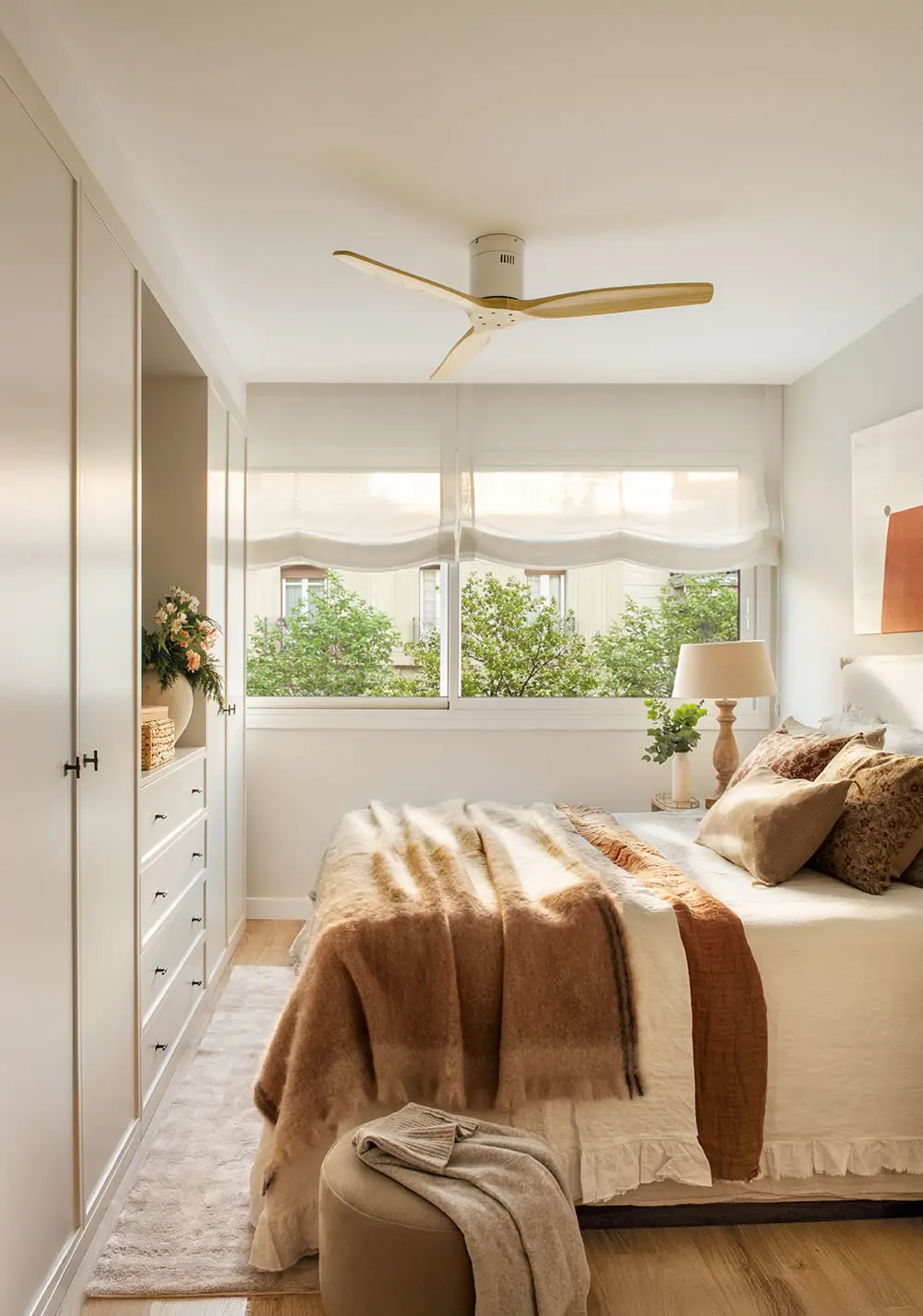 Una de las reglas principales del Feng Shui en dormitorios pequeños es evitar que los pies de la cama estén frente a la puerta