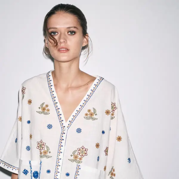 Hoy en Zara: 5 vestidos rebajados que llevarán las mujeres de 60 porque son fresquitos, holgados y sin tirantes