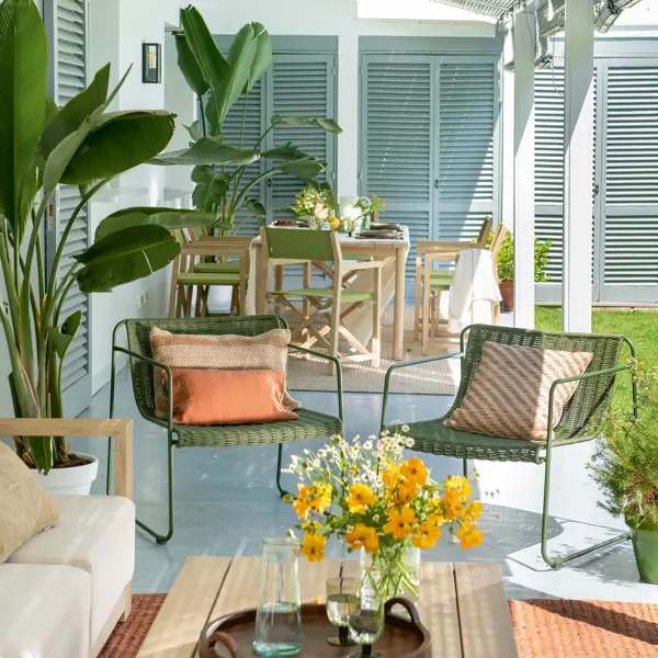 La terraza más moderna y acogedora que verás en 100 años: colores en tendencia y sello Kave Home, simplemente fabulosa