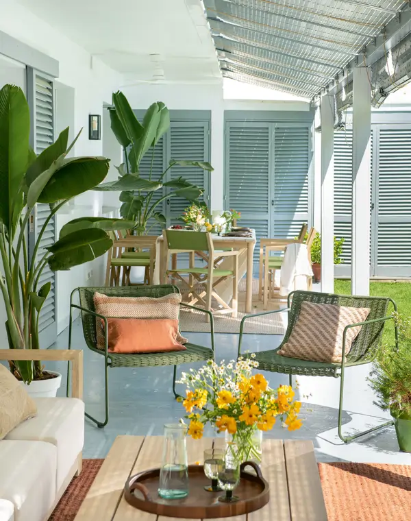 La terraza más moderna y acogedora que verás en 100 años: colores en tendencia y sello Kave Home, simplemente fabulosa