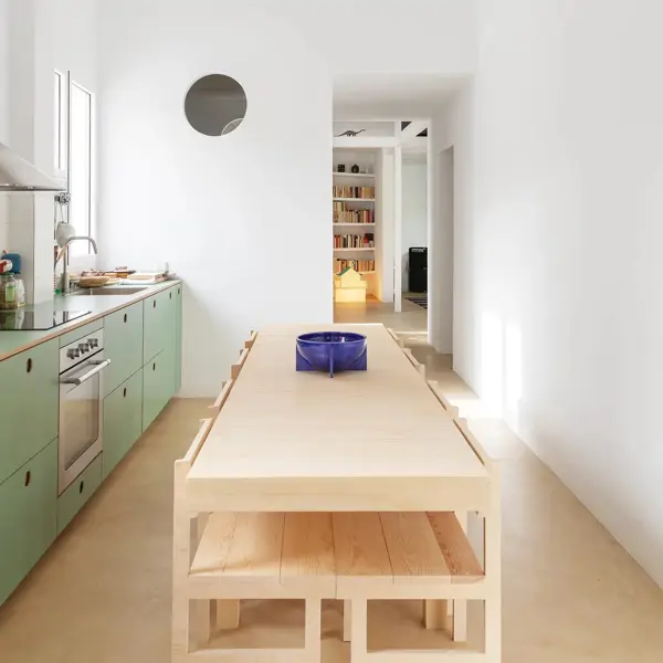 Una pareja compra un piso abandonado y oscuro en Madrid, derriba los tabiques y lo transforma en una casa moderna: "Queríamos que tuviera alma"