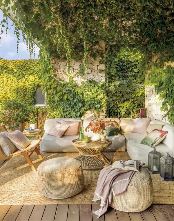 Olga Gil-Vernet, estilista, sobre decorar balcones pequeños: "Si no hay espacio en el suelo, pon jardineras colgantes o celosías con plantas trepadoras para dar verde"