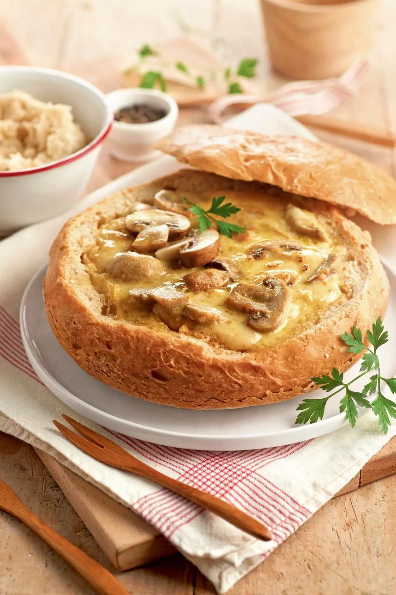 pan casero con queso y champiñones