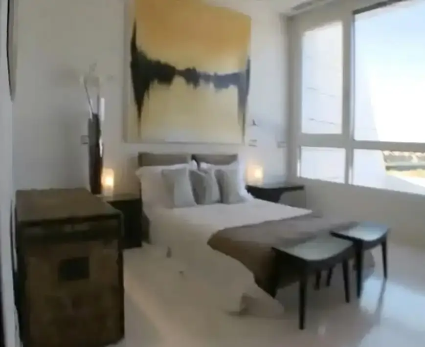 Un dormitorio principal con mucha luz