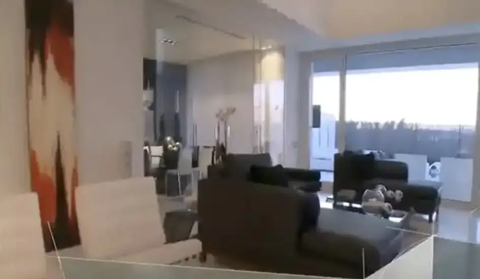 Un salón principal con mucho negro