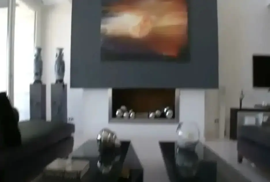 Un salón decorado con piezas de diseño exclusivo