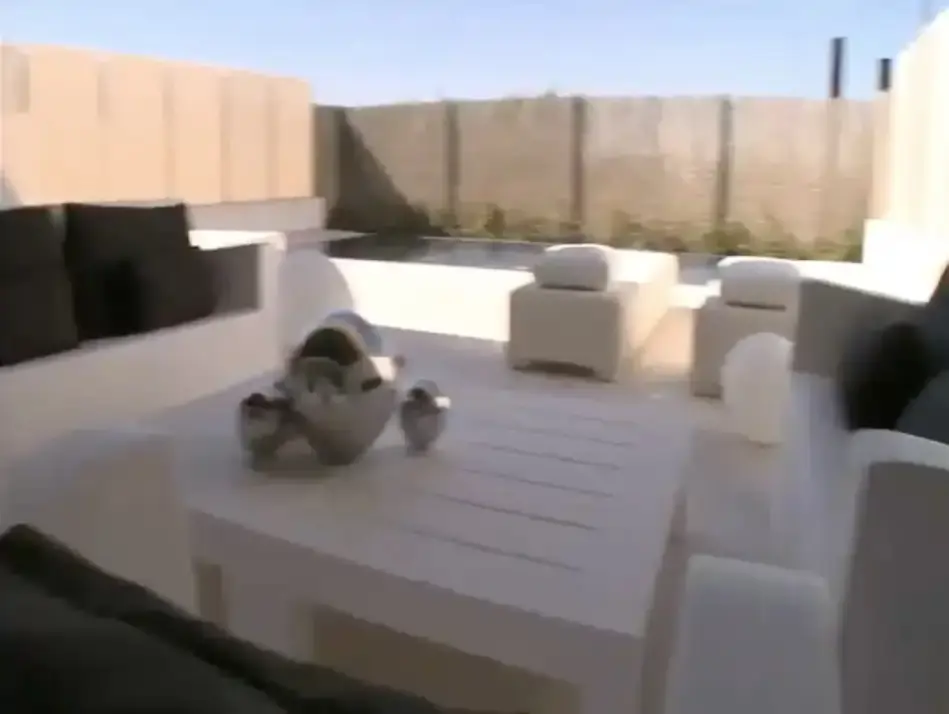 Una terraza exterior con piscina privada