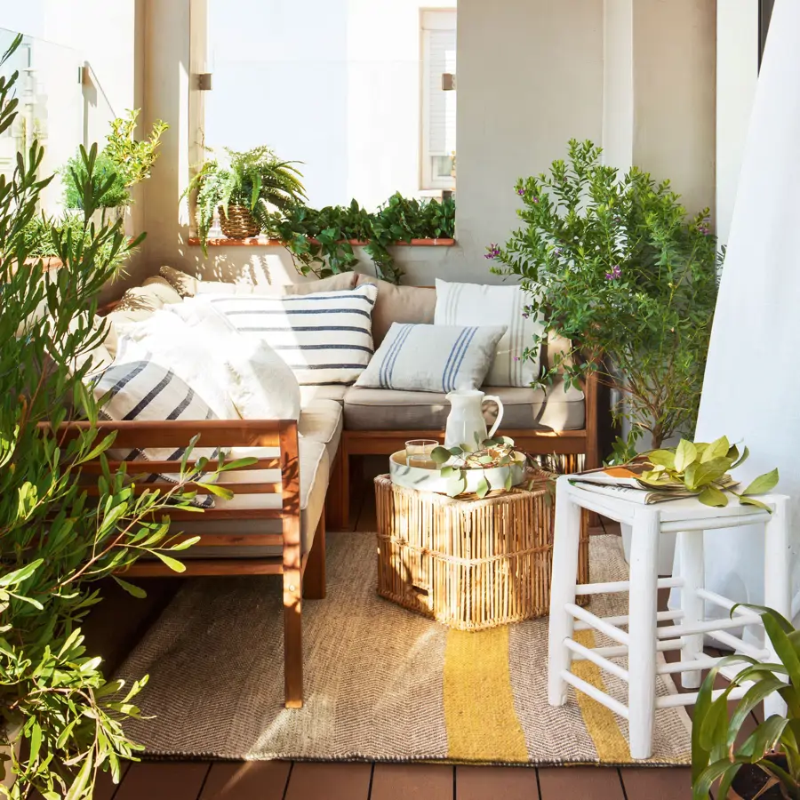 balcon estrecho con muebles_00411713