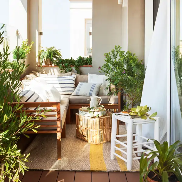 Entramos en 5 balcones pequeños y estrechos (desde 1 metro cuadrado) que no solo tienen una mesita plegable y una silla ligera