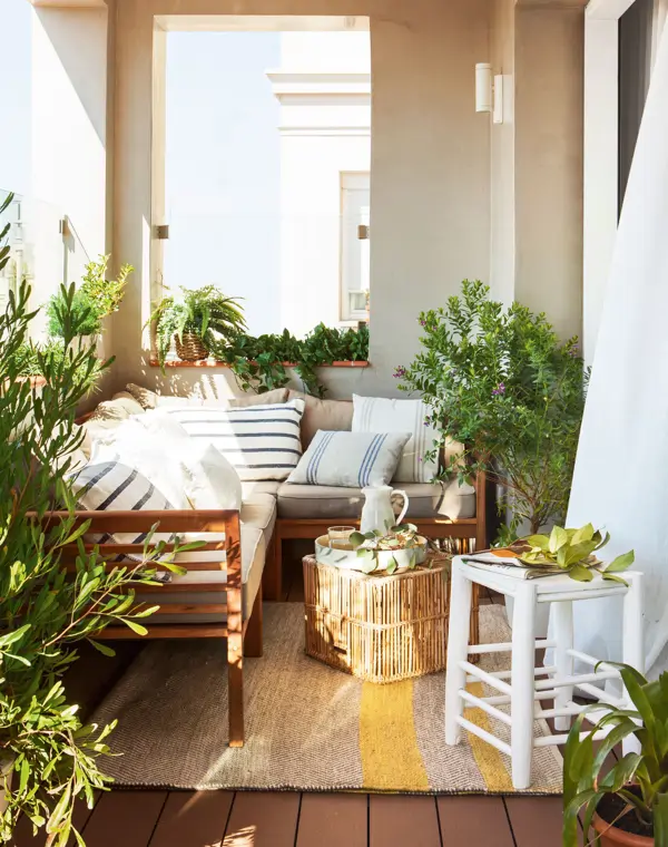 Entramos en 5 balcones pequeños y estrechos (desde 1 metro cuadrado) que no solo tienen una mesita plegable y una silla ligera