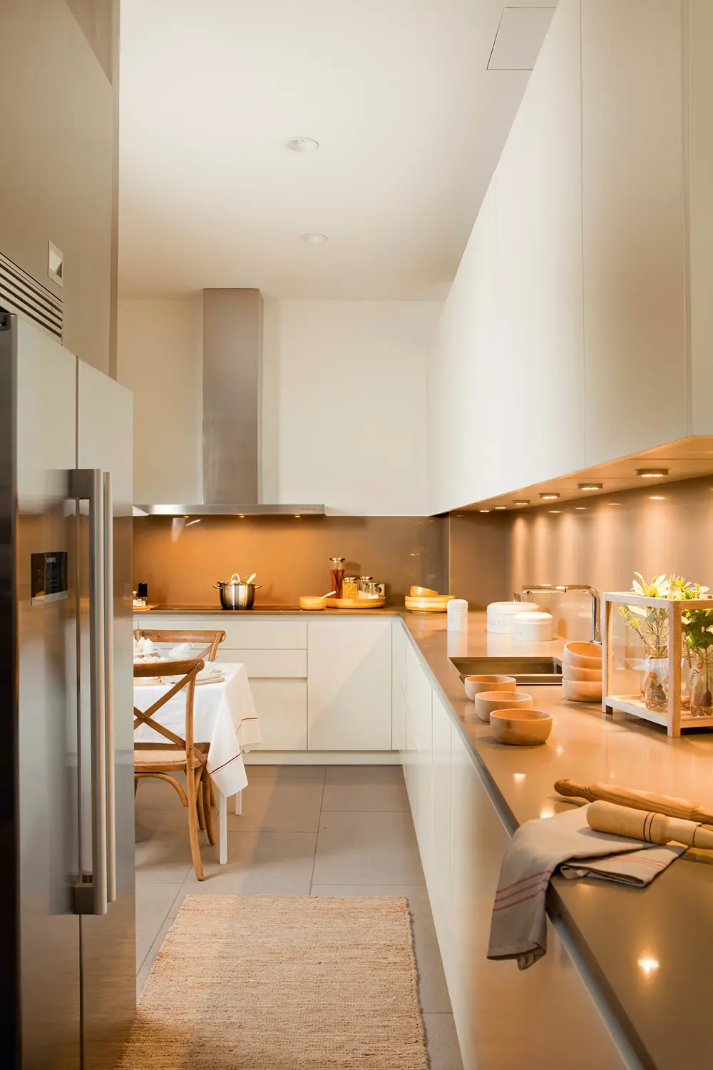 Cocina con muebles de cocina en blanco_ 00394857