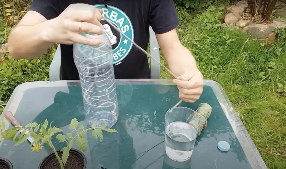 Corta la cuerda 15 centímetros más de largo desde el cuello de la botella