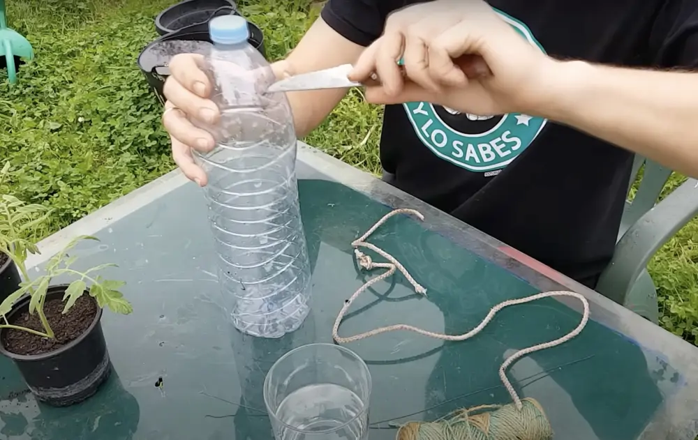 Haz un agujero en la parte superior de la botella con un cuchillo