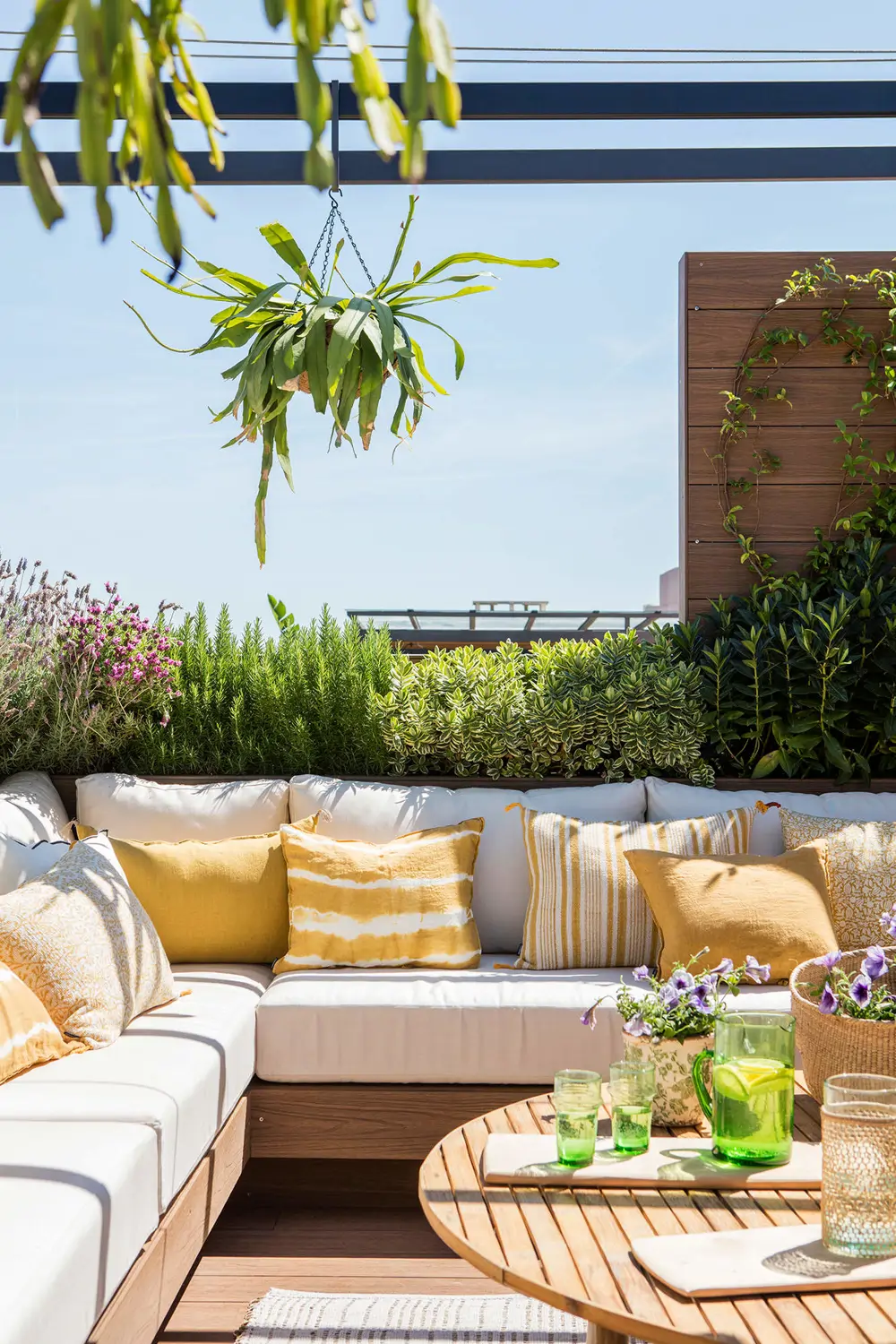 sofa realizado a medida en la terraza 00559960 76f51719 230509111650
