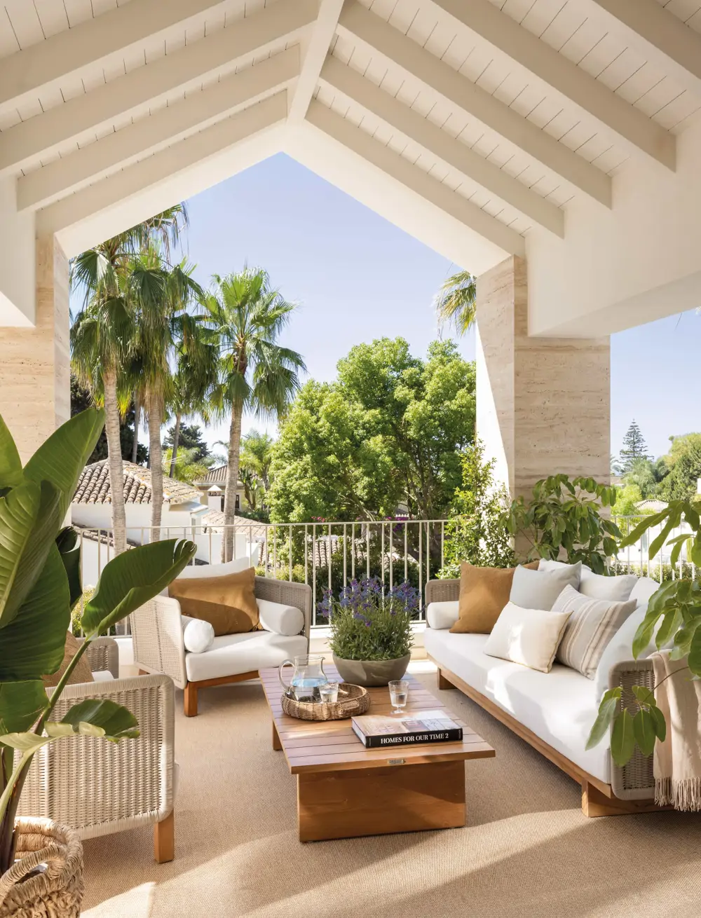 terraza balcon grande buhardilla sofa blanco plantas moderno lujosos palmeras arboles