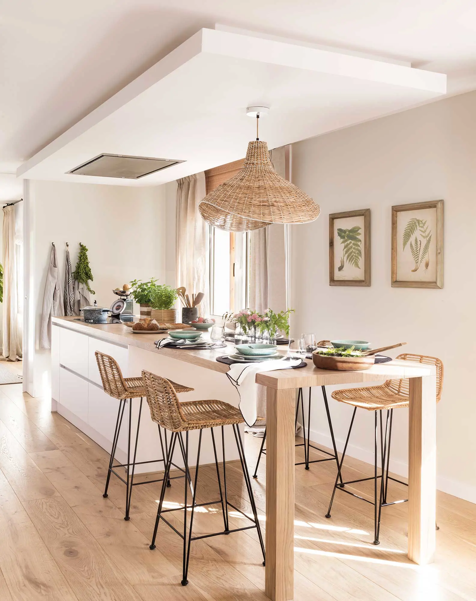 Cocina abierta con mesado anexo a la isla