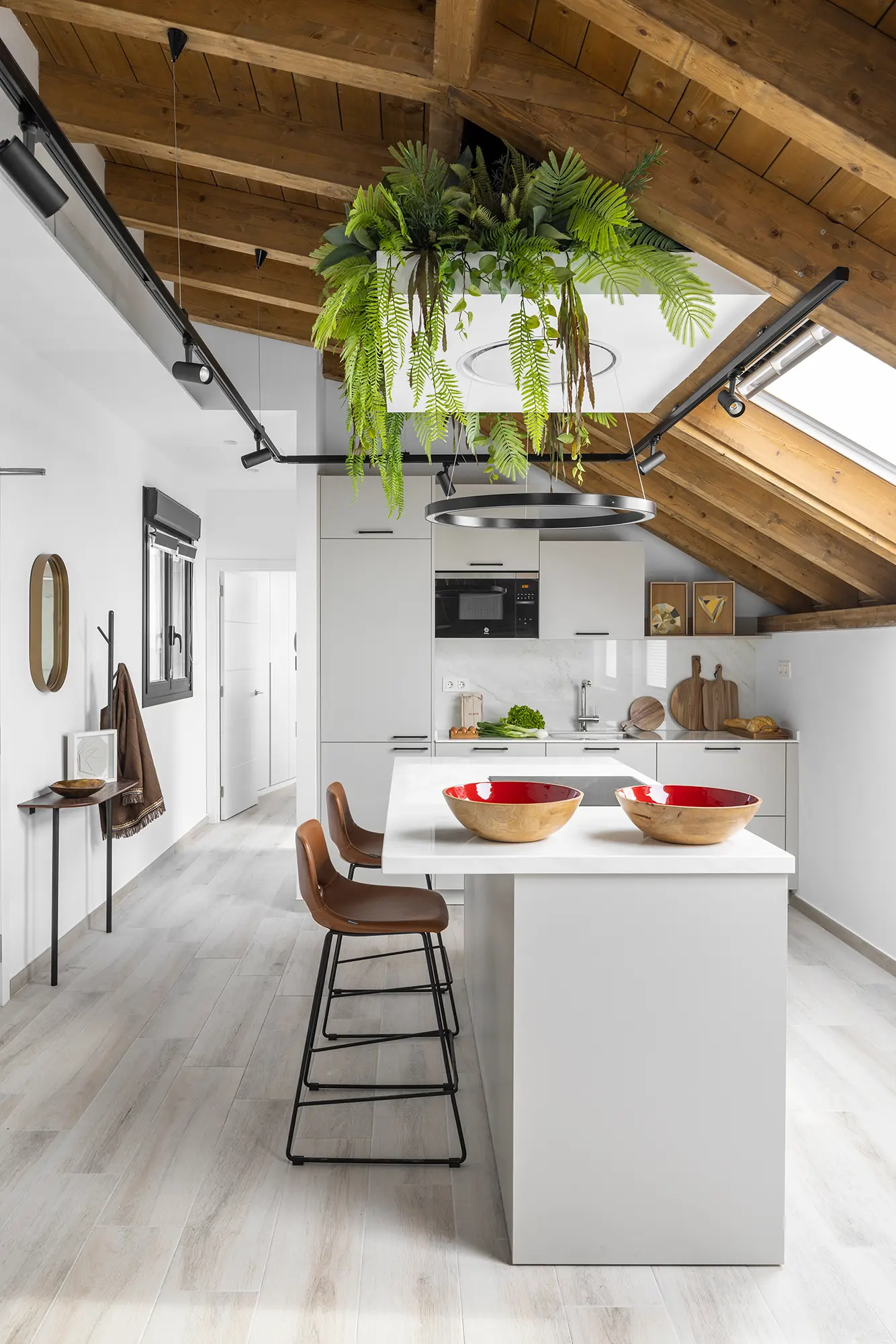 Cocina abuhardillada con isla central