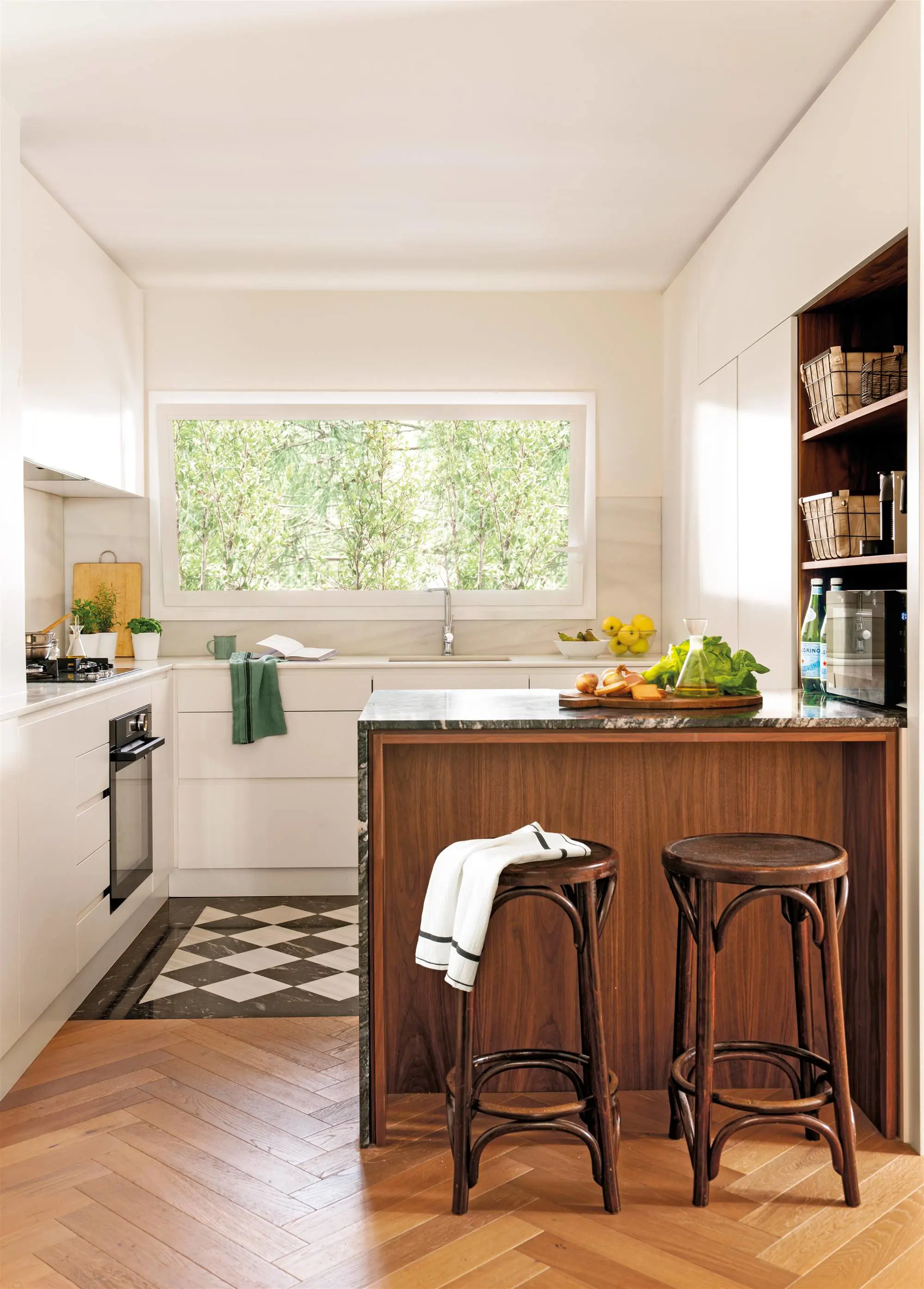 Cocina con barra de madera y mármol
