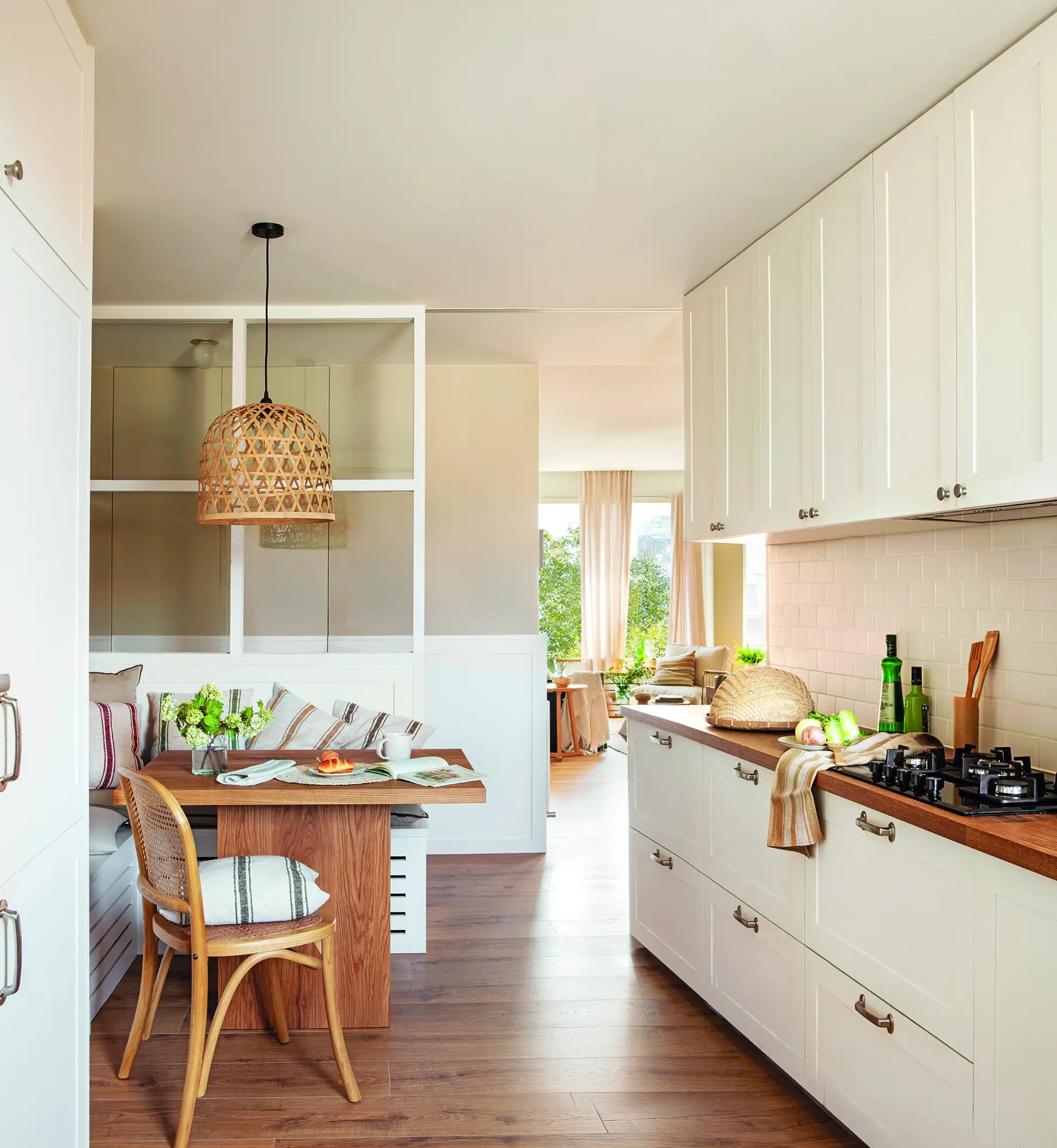 Cocina blanca con office abierta al salón