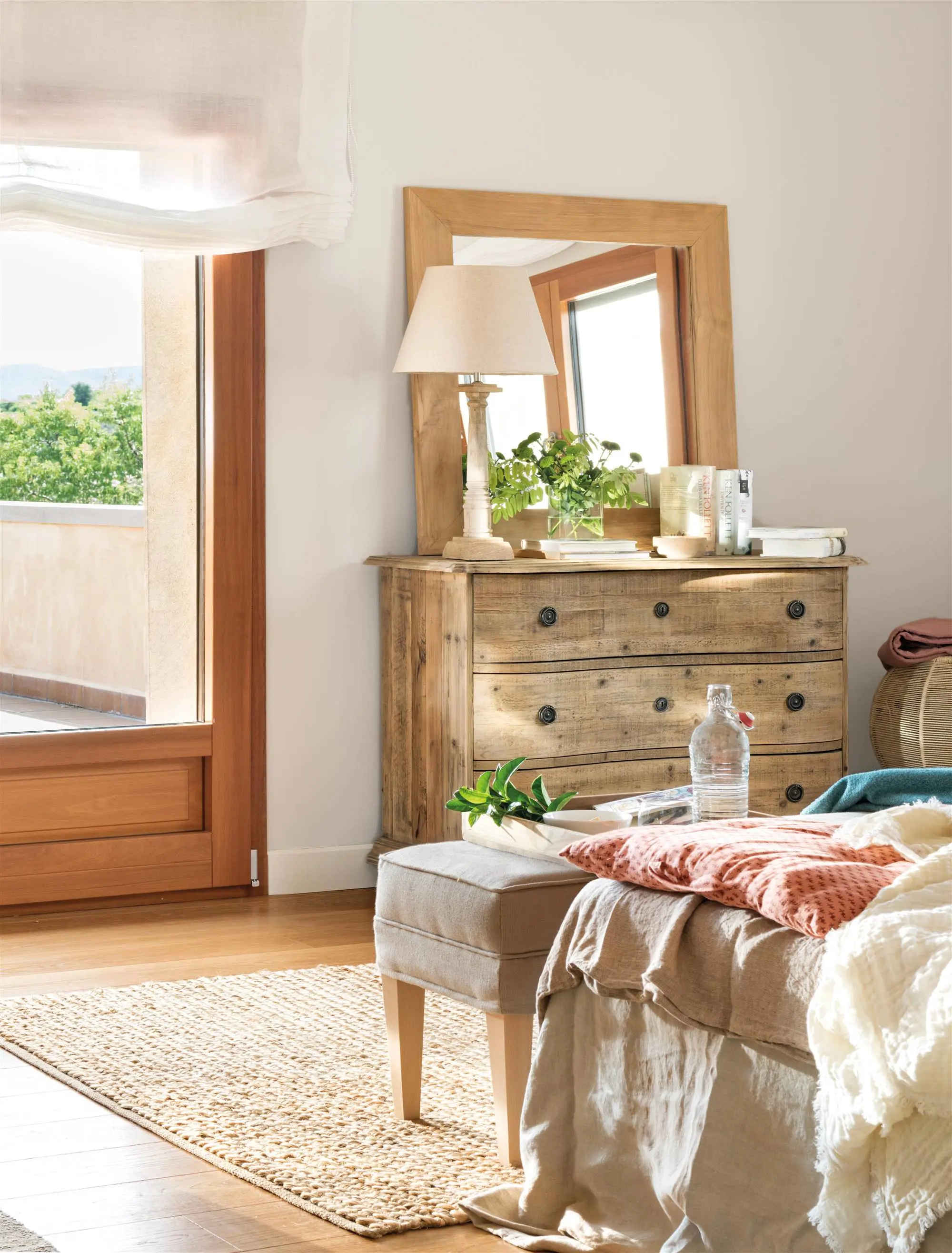Dormitorio con cómoda vintage