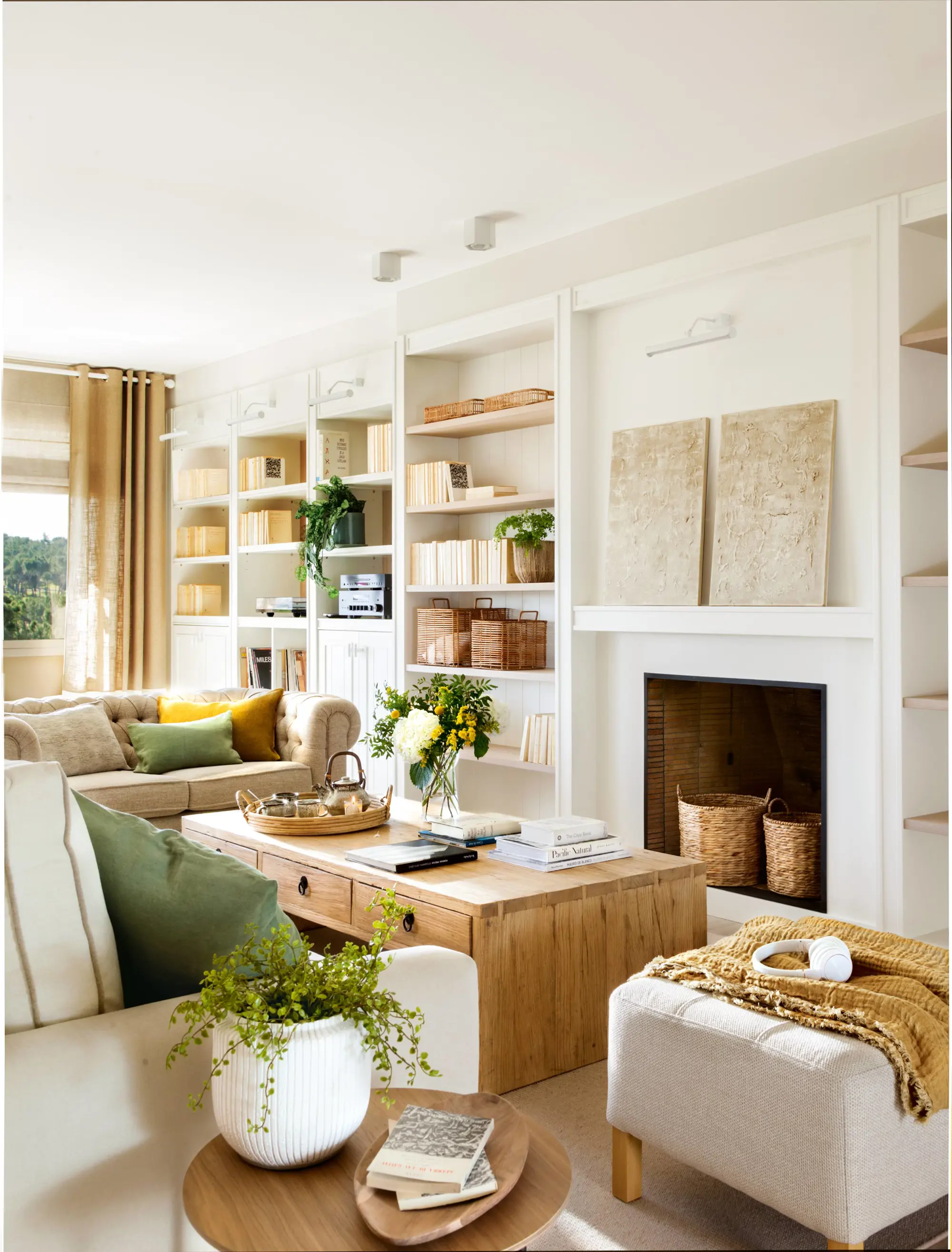 Salón pequeño con librería