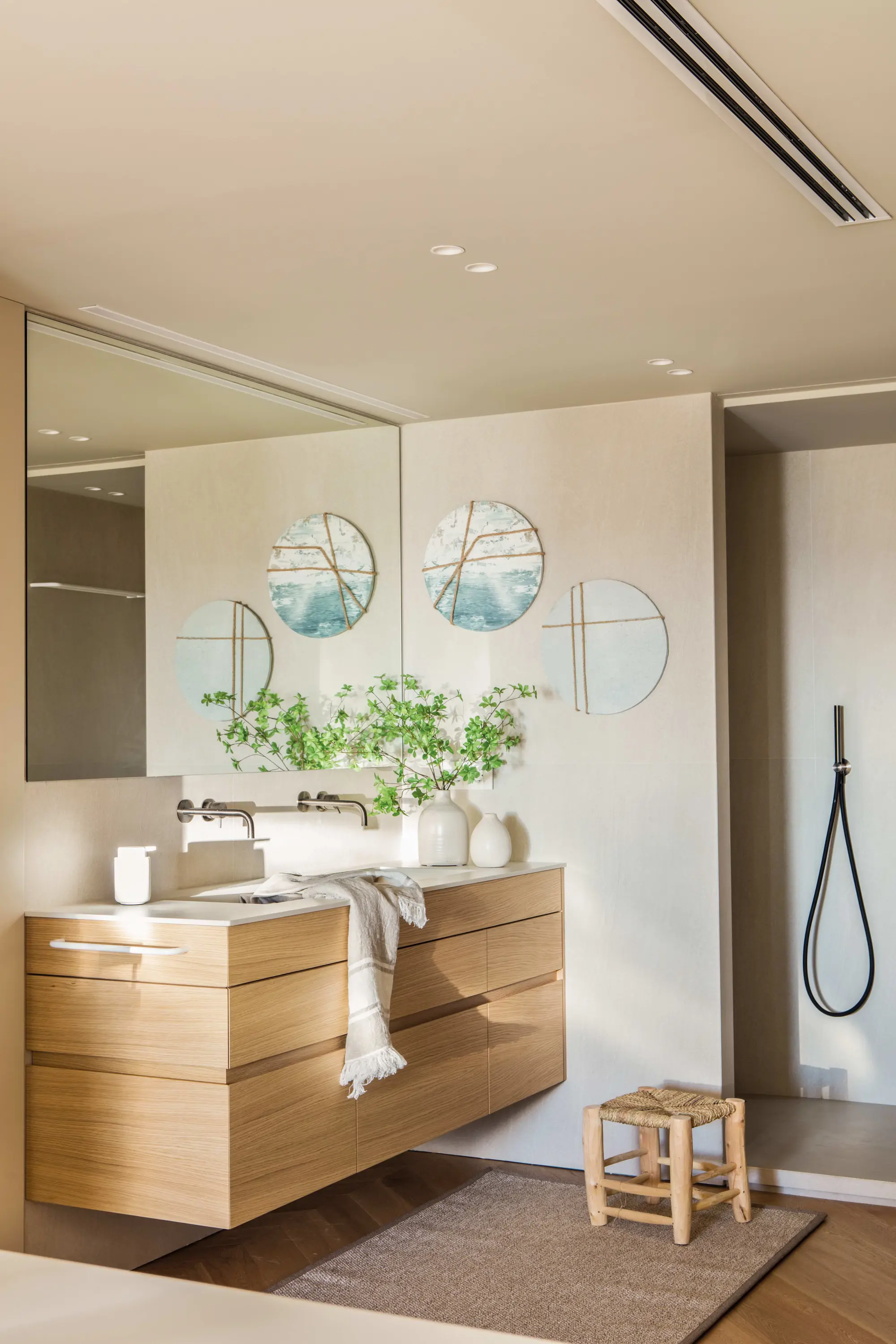 Baño sin azulejos. Decorado con pintura. 00592033 
